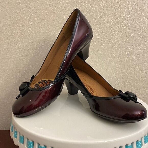 👠👠Sofft Maroon Patent Side Buttons & Bows Leather Heels Pumps!! Almost new!! - Picture 2 of 10